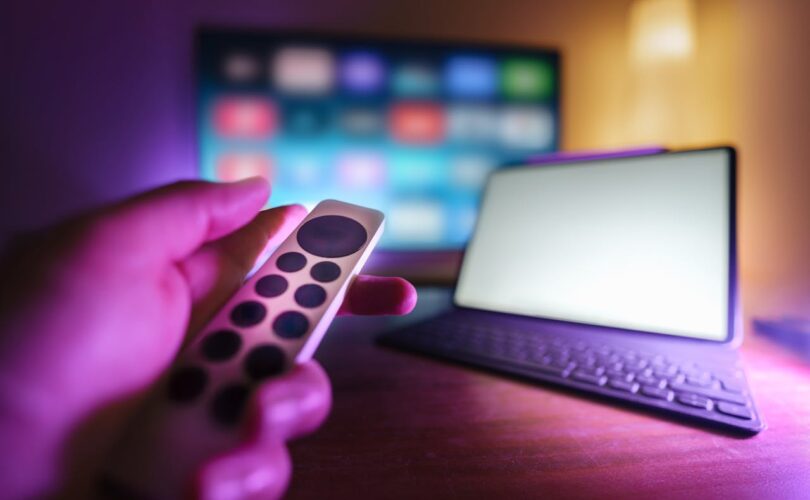 Ontspanning tijdens verbouwen: televisie kijken tijdens kozijnprojecten